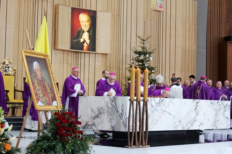 Msza św. żałobna za duszę papieża seniora Benedykta XVI