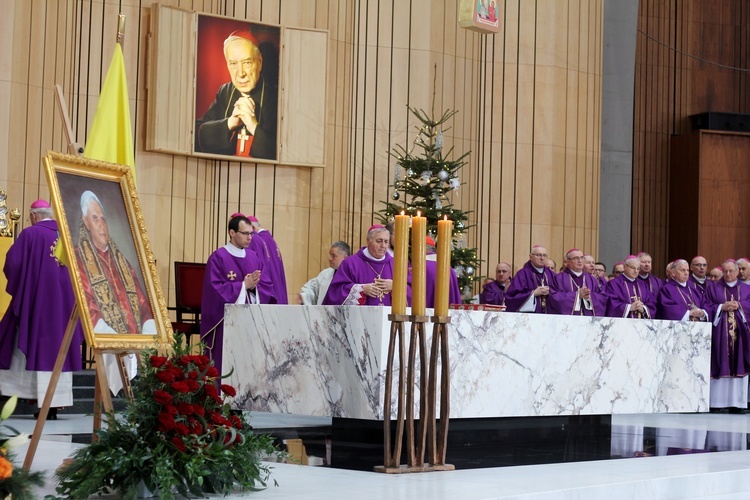 Msza św. żałobna za duszę papieża seniora Benedykta XVI