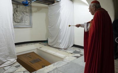 Można już zobaczyć grób Benedykta XVI w Grotach Watykańskich
