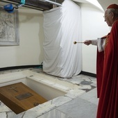 Można już zobaczyć grób Benedykta XVI w Grotach Watykańskich