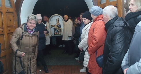 Maryja idzie po tych małych kościółkach