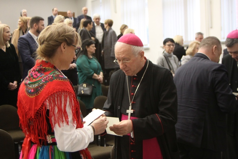 Spotkanie biskupa z dyrektorami szkół to także czas rozmów o kształceniu pokoleń, wymiana doświadczeń i życzliwości, a także zapewnienie o wzajemnej modlitwie.