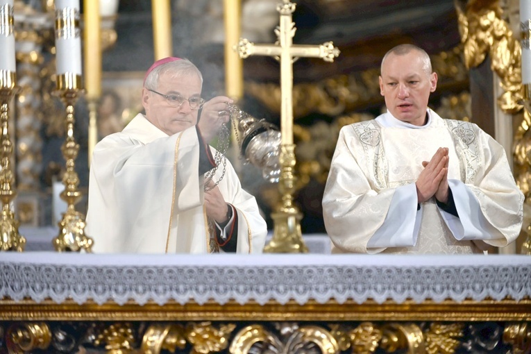 Bp Marek Mendyk w czasie okadzenia oltarza.