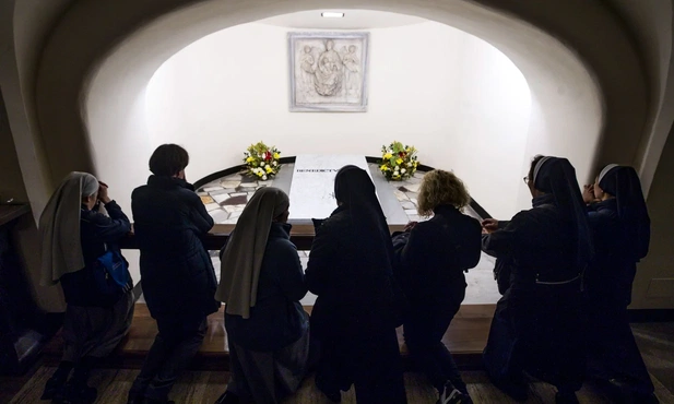 Pierwsi wierni modlą się już przy grobie Benedykta XVI
