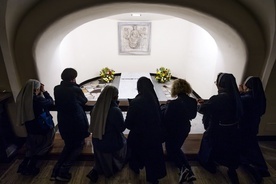 Pierwsi wierni modlą się już przy grobie Benedykta XVI