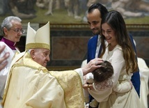 Papież ochrzcił 13 noworodków
