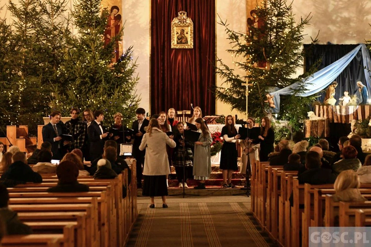 Młodzi zaprosili parafian do kolędowania