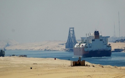 Statek, który osiadł na mieliźnie w Kanale Sueskim, opóźnił ruch 21 statków