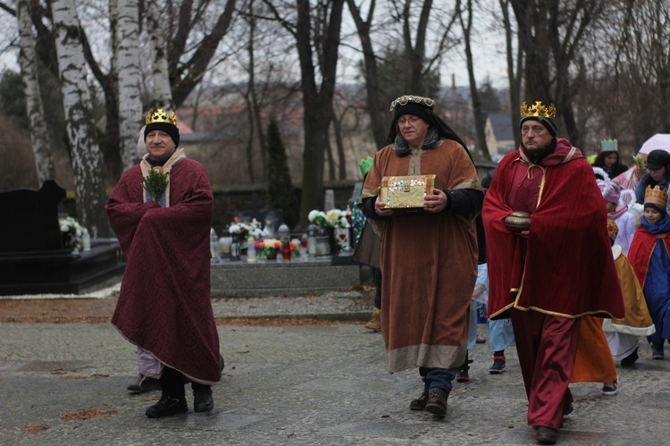 Orszak Trzech Króli 2023 w Piławie Górnej. Pomogli strażacy