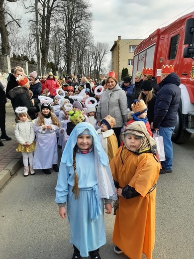 Orszak Trzech Króli 2023 w Piławie Górnej. Pomogli strażacy