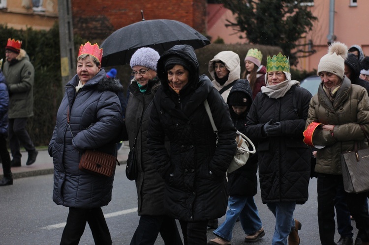 Orszak Trzech Króli 2023 w Piławie Górnej. Pomogli strażacy