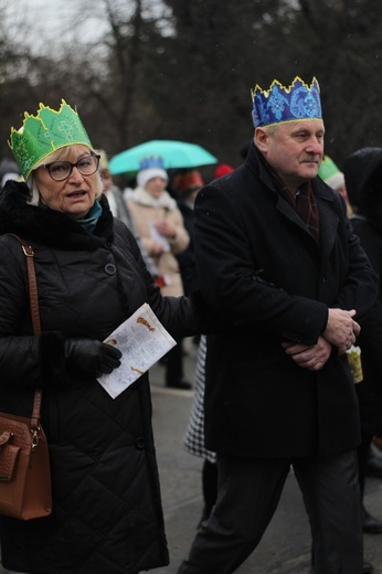 Orszak Trzech Króli 2023 w Piławie Górnej. Pomogli strażacy