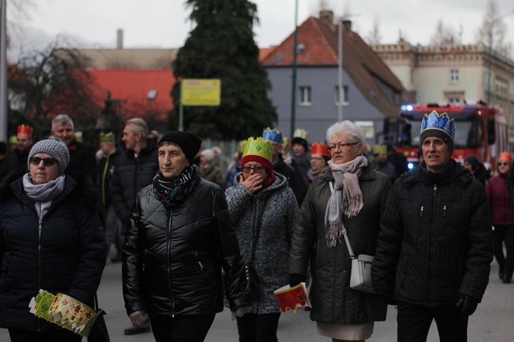 Orszak Trzech Króli 2023 w Piławie Górnej. Pomogli strażacy