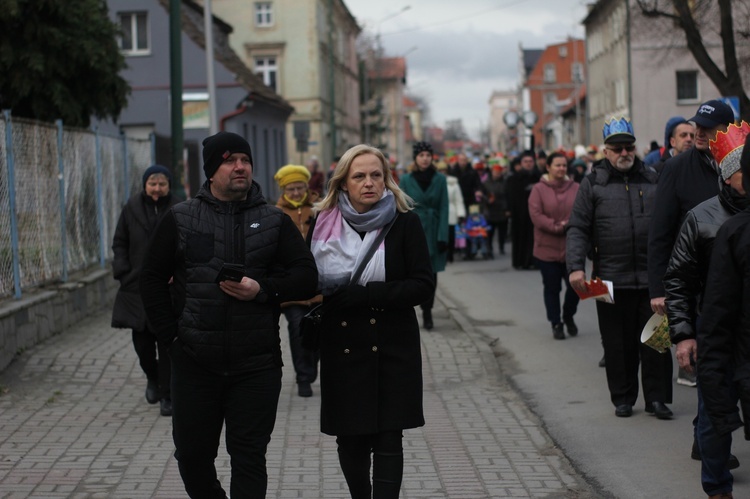 Orszak Trzech Króli 2023 w Piławie Górnej. Pomogli strażacy