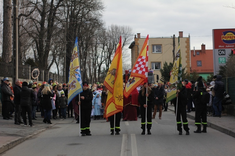 Orszak Trzech Króli 2023 w Piławie Górnej. Pomogli strażacy