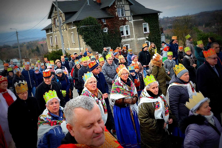 Orszak Trzech Króli 2023 w Krosnowicach. Jedyny na ziemi kłodzkiej