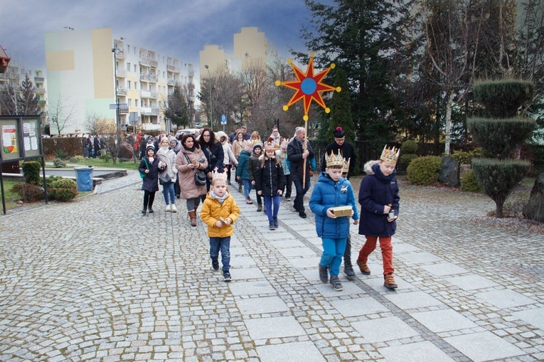 Orszak Trzech Króli 2023 w Dzierżoniowie. Tylko u Królowej Różańca
