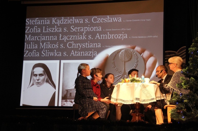Dębica. Jubileuszowe jasełka sióstr służebniczek