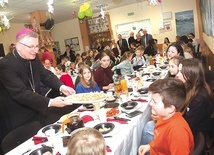 Kapłani dzielili się z gośćmi opłatkiem i prosforą.