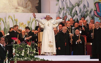 Kraków 27 maja 2006 r. Na Błoniach w trakcie spotkania z młodzieżą Ojciec Święty szeroko otwierał ramiona.