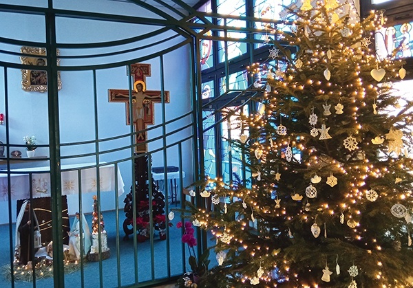 Dzięki prowadzonej akcji nie tylko wystrój świąteczny ośrodka wspiera jego ciężko chorych podopiecznych w okresie Świąt Bożego Narodzenia.