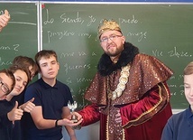 Szkoła, w której uczy Kamil Syc, co roku angażuje się w organizację Orszaku Trzech Króli w Krakowie, a on sam kolejny raz zagra rolę króla europejskiego.