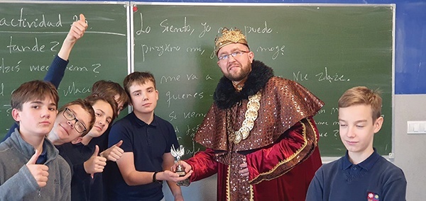 Szkoła, w której uczy Kamil Syc, co roku angażuje się w organizację Orszaku Trzech Króli w Krakowie, a on sam kolejny raz zagra rolę króla europejskiego.