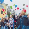 W Jugowie na koniec pochodu wypuszczono w niebo 300 balonów.