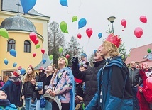 W Jugowie na koniec pochodu wypuszczono w niebo 300 balonów.