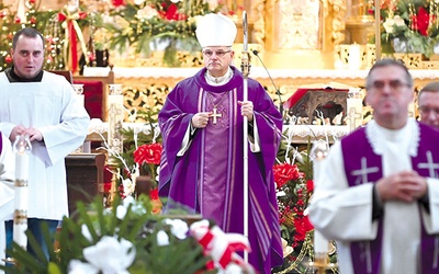 Mszy św. żałobnej w Bardzie przewodniczył bp Marek Mendyk.