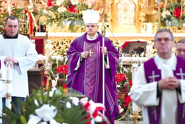 Mszy św. żałobnej w Bardzie przewodniczył bp Marek Mendyk.