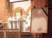 ▲	Msza św. w intencji emerytowanego Ojca Świętego odprawiona została w uroczystość Objawienia Pańskiego. 