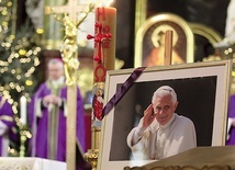 Eucharystia w intencji zmarłego Ojca Świętego.