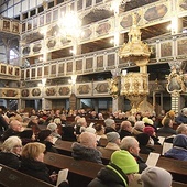 Katolicy i ewangelicy na wspólnej modlitwie.