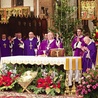 ▲	Na Mszy św. zgromadzili się kapłani oraz wierni archidiecezji warmińskiej.