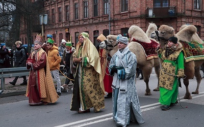 W Żyrardowie orszak przeszedł ulicami miasta po raz piąty.  W role Królów wcielili się Andrzej, Marcin i Marek,  a towarzyszyły im wielbłądy – Stefan i Nel.