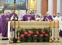 ▲	Eucharystii przewodniczyli biskupi.