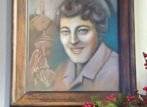 Janka z piwniczańskiego obrazu jest wpatrzona w ludzi, bliska, uśmiechnięta.