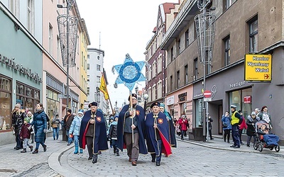 ▲	Niebieski nurt prowadzili mężczyźni z Bractwa Najświętszego Sakramentu. 