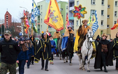 ▲	Jadący na koniach Gwiazdor i Trzej Królowie reprezentowali cztery mławskie parafie.