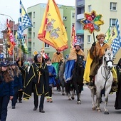 ▲	Jadący na koniach Gwiazdor i Trzej Królowie reprezentowali cztery mławskie parafie.