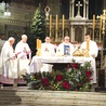 ▲	Czterech hierarchów modliło się w Nowy Rok w świątyni katedralnej za zmarłego emerytowanego biskupa Rzymu.