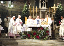 ▲	Czterech hierarchów modliło się w Nowy Rok w świątyni katedralnej za zmarłego emerytowanego biskupa Rzymu.