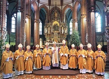 ►	Wspólne zdjęcie arcybiskupów i biskupów  na zakończenie Eucharystii.
