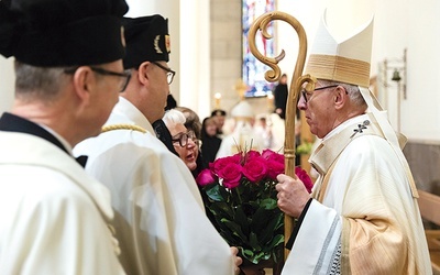 ▲	Po Mszy św. jubilatowi składali życzenia przedstawiciele wiernych.