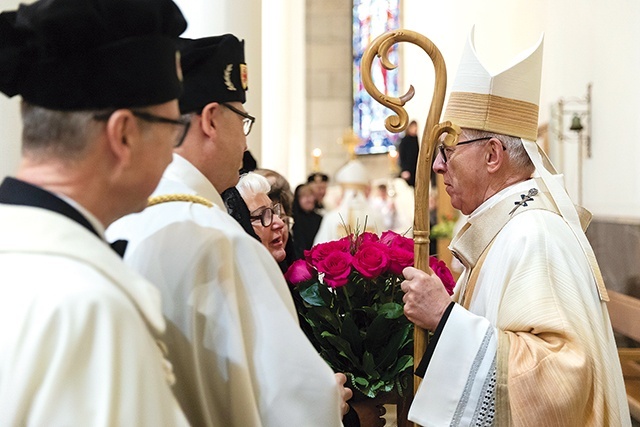 ▲	Po Mszy św. jubilatowi składali życzenia przedstawiciele wiernych.