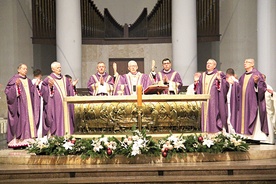 ◄	Katedra Chrystusa Króla w dniu pogrzebu Ojca Świętego.