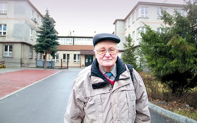 ▲	Wincenty „Bogdan” Pyka przed szkołą w Jaworznie, dawnym gmachem administracji więzienia.