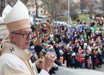 ◄	Na drogę spod katedry Chrystusa Króla biorących udział w wydarzeniu pobłogosławił metropolita katowicki.
