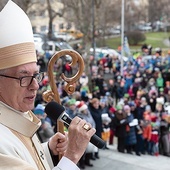 ◄	Na drogę spod katedry Chrystusa Króla biorących udział w wydarzeniu pobłogosławił metropolita katowicki.